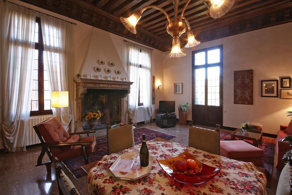 Appartamenti Inside Palazzo Foscarini Venedik Dış mekan fotoğraf